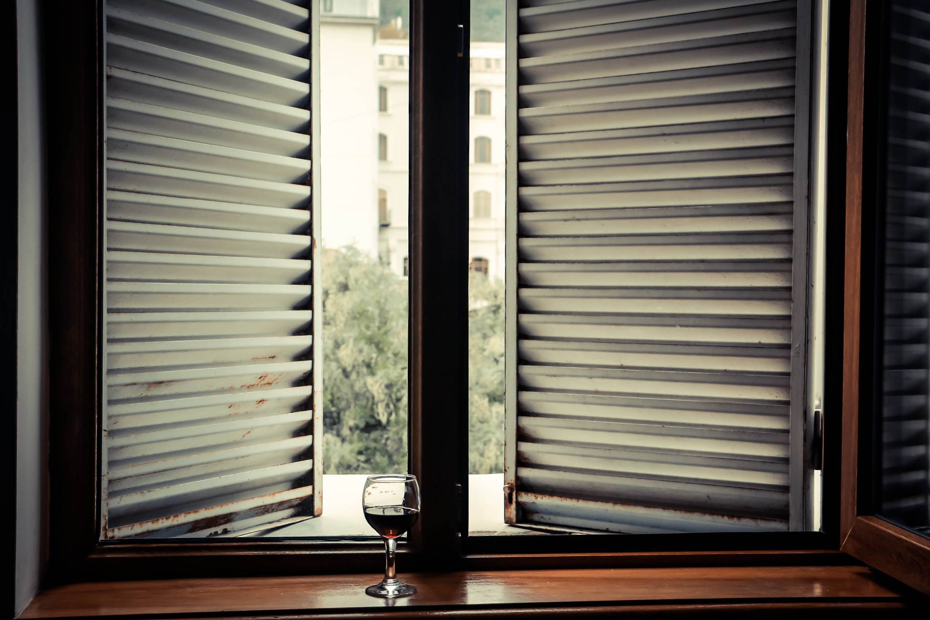 Store banne motorisé beige pour terrasse à Lure