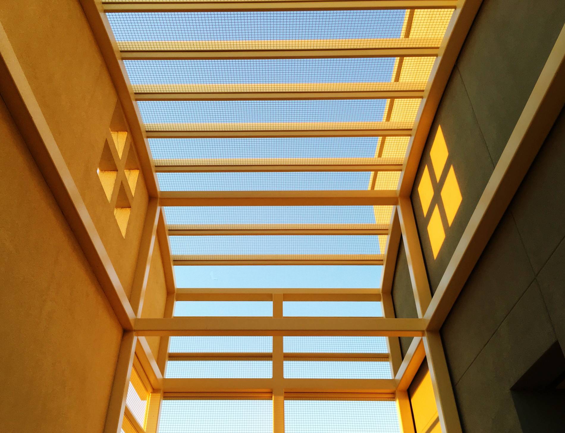 Store banne motorisé beige pour terrasse à Lure